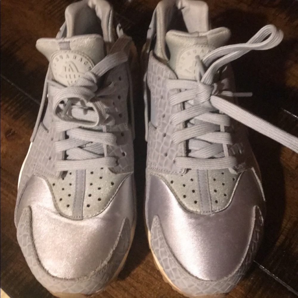 Nike Huarache (Gray) Size 8 fit like a 7.5 Women